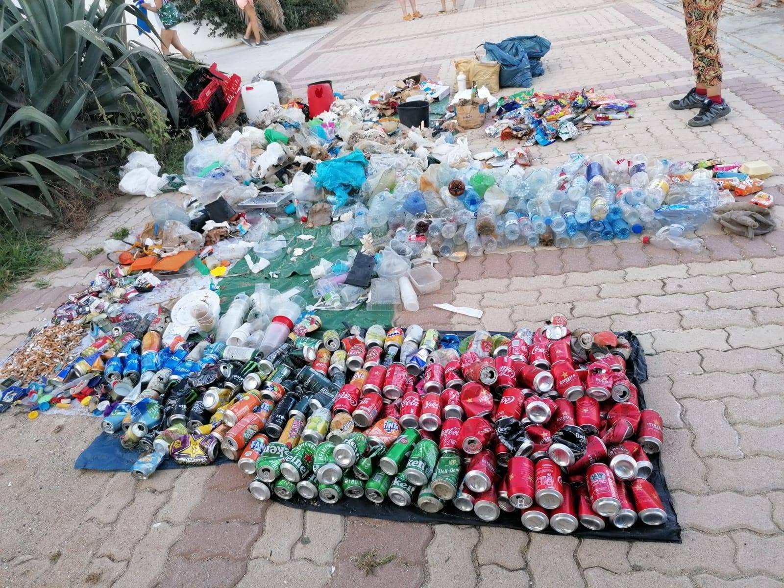 Envasos i residus recuperats en una acció de neteja